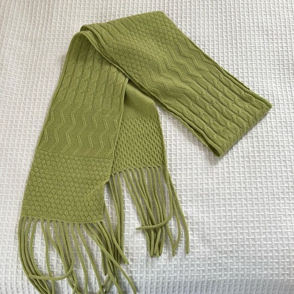 Green knit scarf with fringes. - Picture 1 of 3